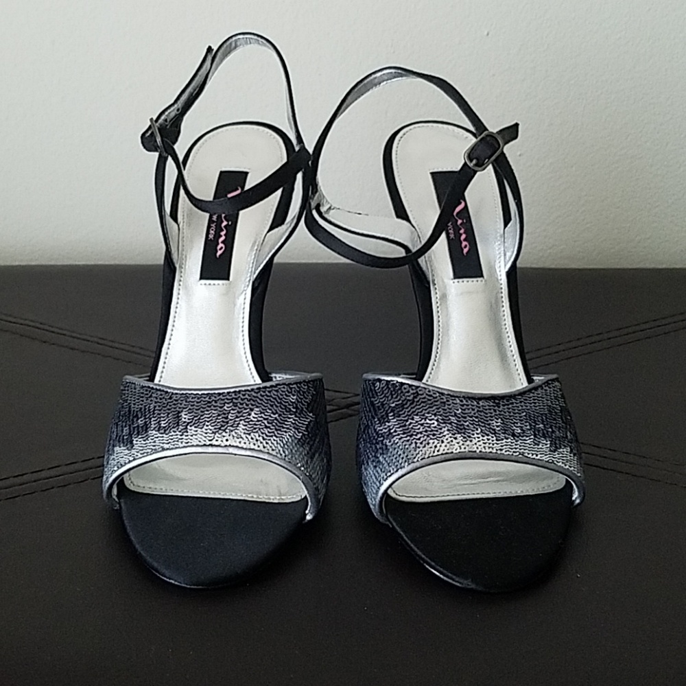 *NEW/NEVER WORN* Nina Silver/Black Sequin Heel